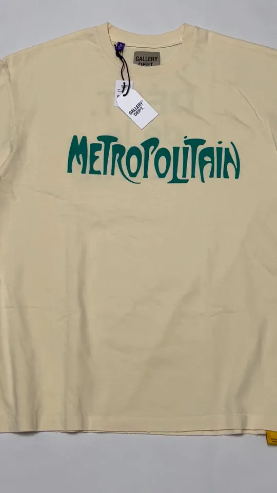 GALLERY DEPT. SELF TITLE TEE New green METROPOLITAN slogan printed short-sleeved Metropolis French TEE Cream S-XL Genuine fabric Original craftsmanship Tube-woven side seam fabric Ready-made garments dyed Same as the original Water slurry printing Breathable and no feel Hand-worn and distressed Top purchasing level